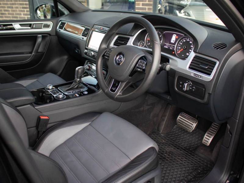 Volkswagen Touareg   Registered:2016(66)