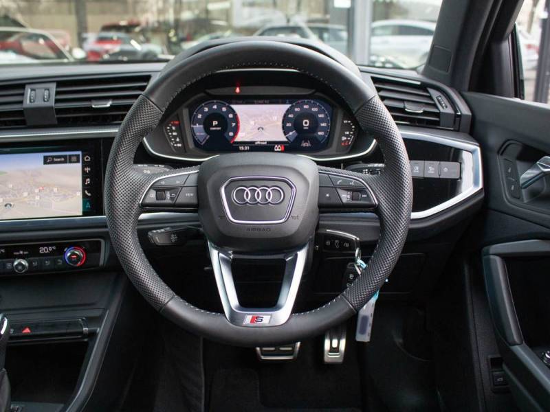 Audi Q3   Registered:2019(19)