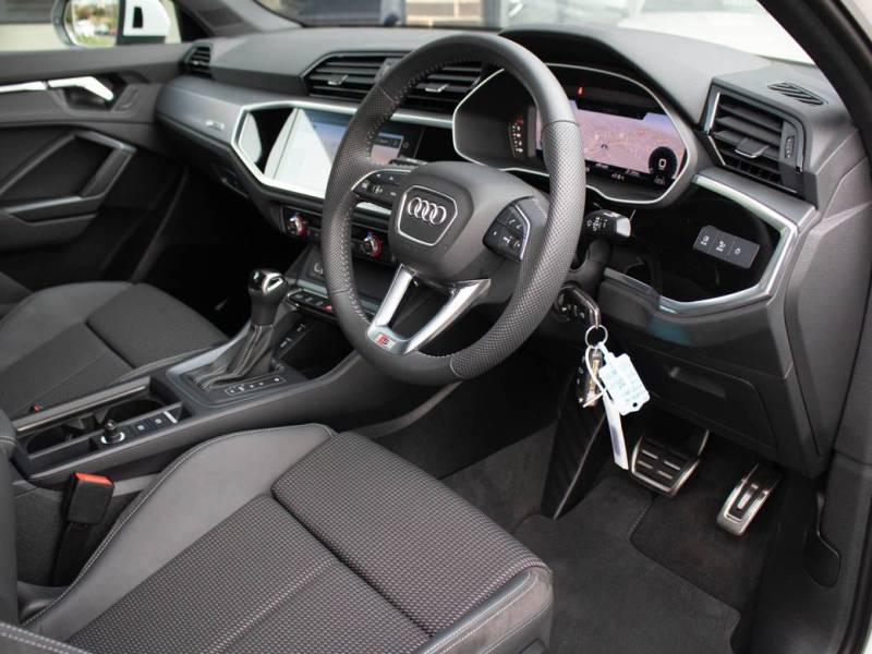 Audi Q3   Registered:2019(19)