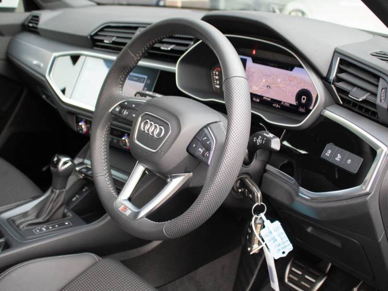 Audi Q3   Registered:2019(19)