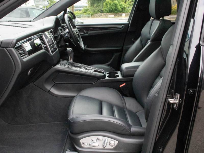 Porsche Macan   Registered:2016(16)