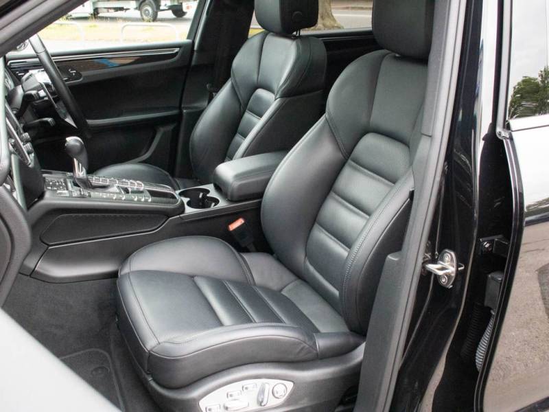 Porsche Macan   Registered:2016(16)