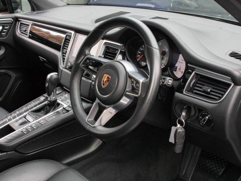 Porsche Macan   Registered:2016(16)