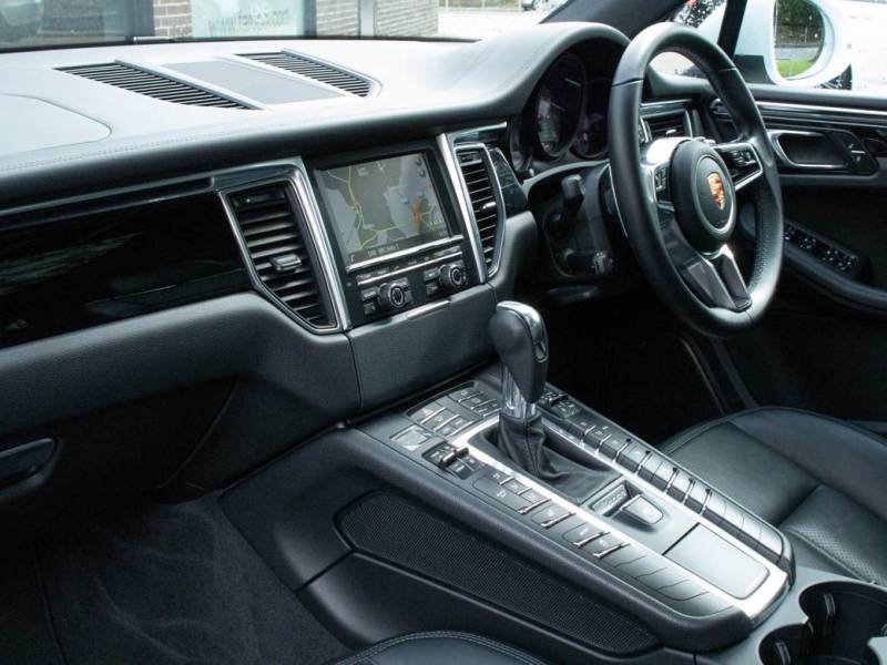 Porsche Macan   Registered:2015(15)