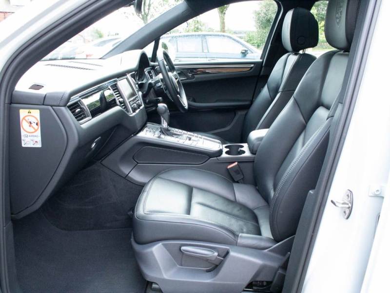 Porsche Macan   Registered:2015(15)