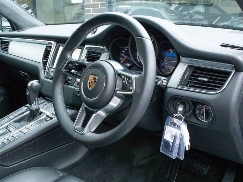 Porsche Macan   Registered:2015(65)