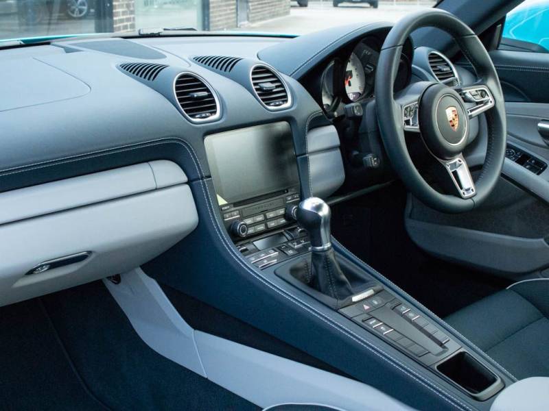 Porsche Cayman   Registered:2017(17)