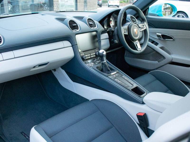 Porsche Cayman   Registered:2017(17)