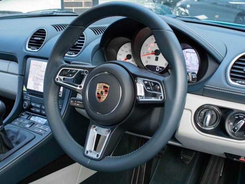 Porsche Cayman   Registered:2017(17)