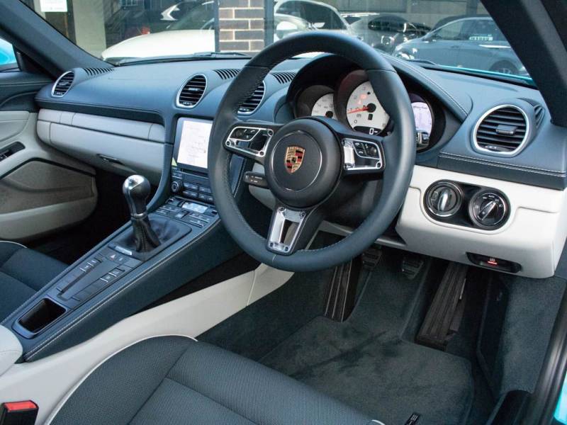 Porsche Cayman   Registered:2017(17)