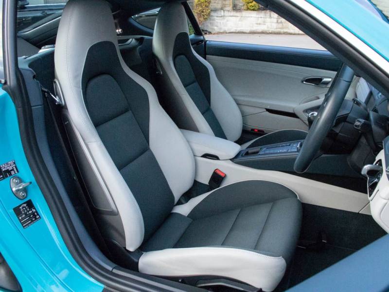 Porsche Cayman   Registered:2017(17)