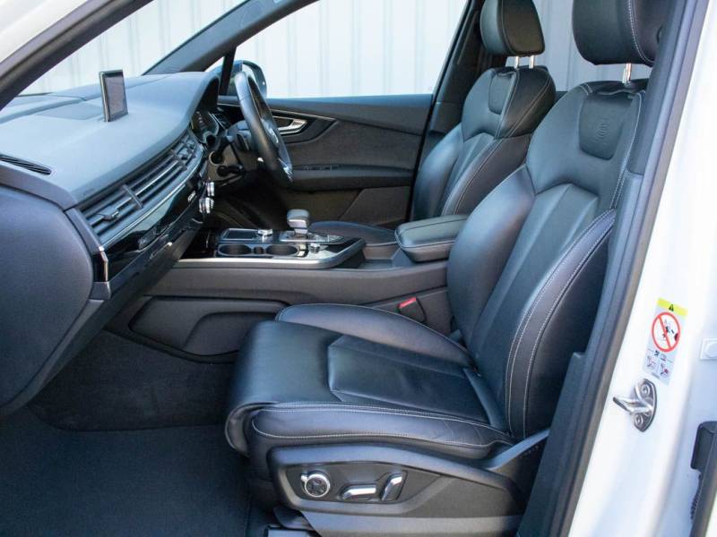 Audi Q7   Registered:2018(18)