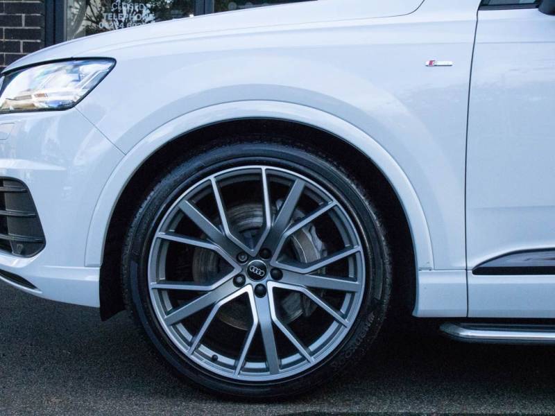 Audi Q7   Registered:2018(18)