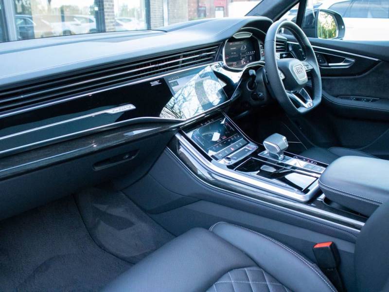 Audi Q7   Registered:2019(69)