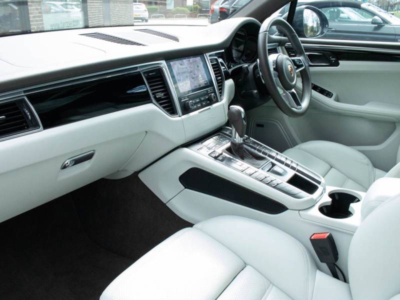 Porsche Macan   Registered:2017(17)