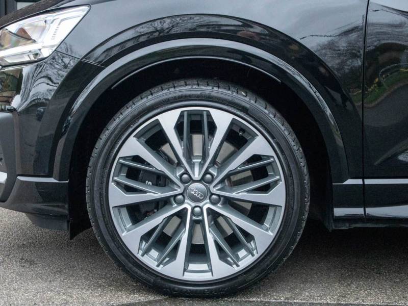 Audi SQ2   Registered:2019(19)