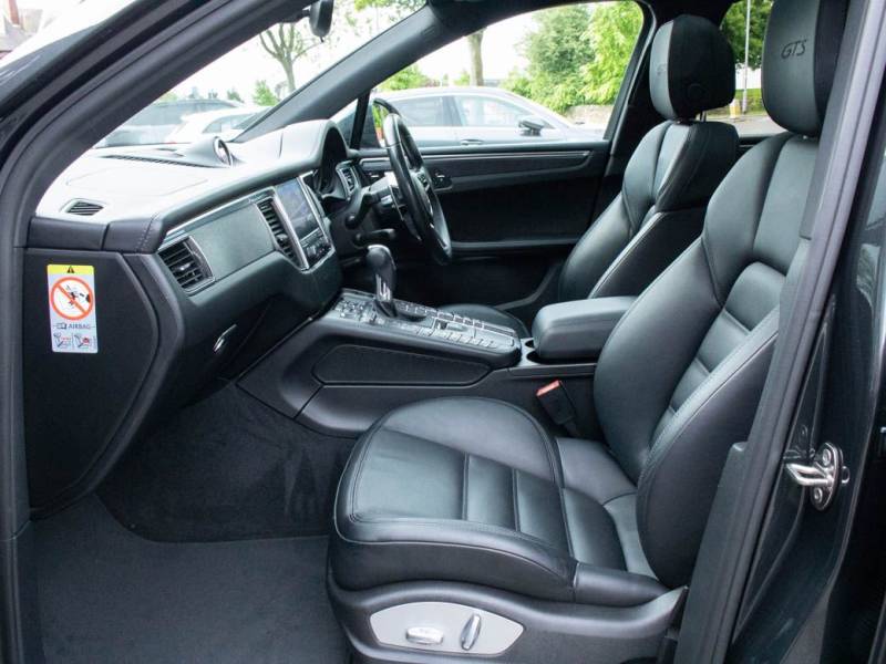 Porsche Macan   Registered:2016(66)
