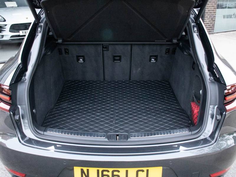 Porsche Macan   Registered:2016(66)