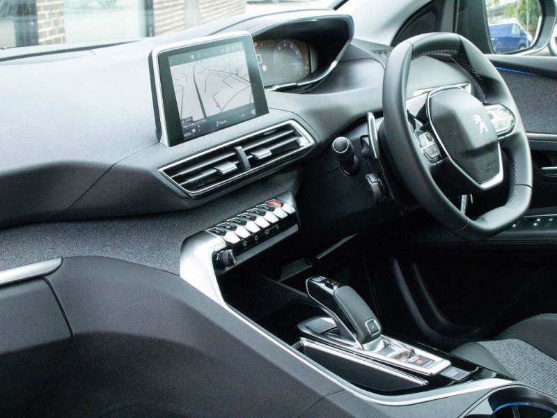 Peugeot 3008   Registered:2018(18)