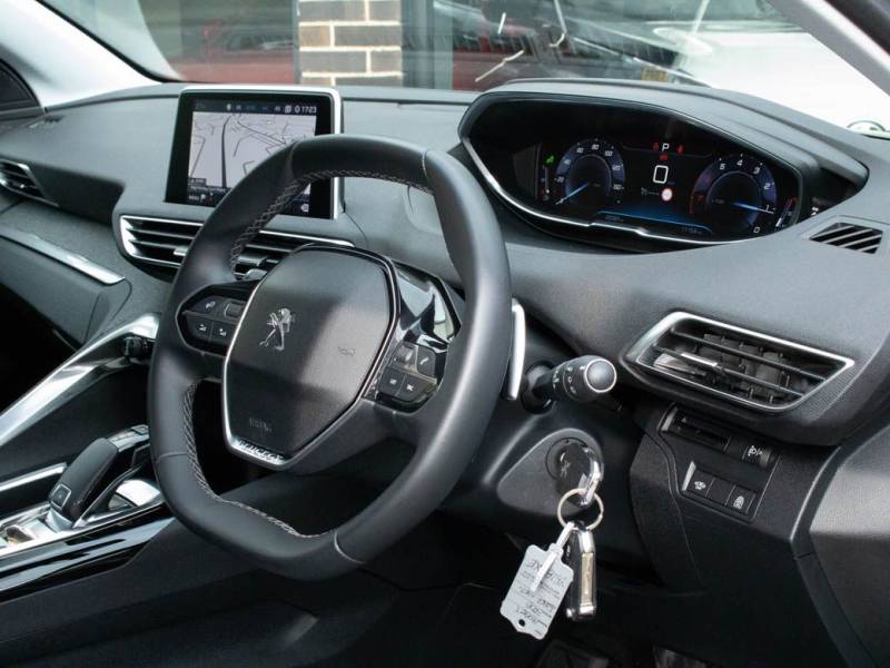 Peugeot 3008   Registered:2018(18)