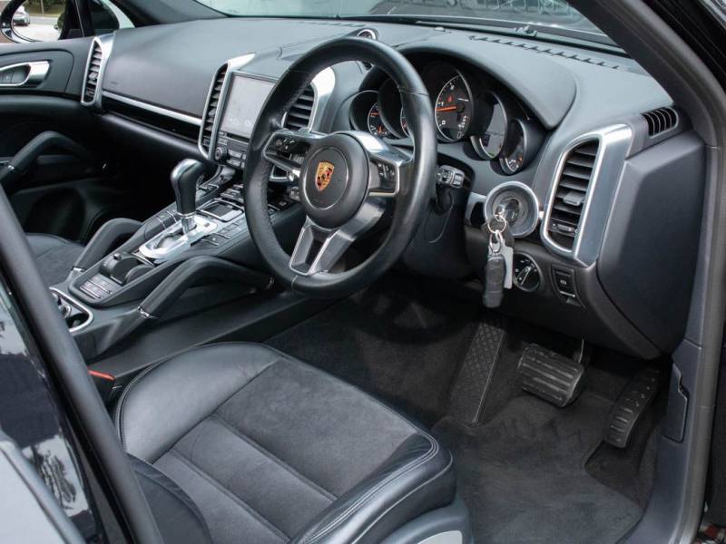 Porsche Cayenne   Registered:2016(66)