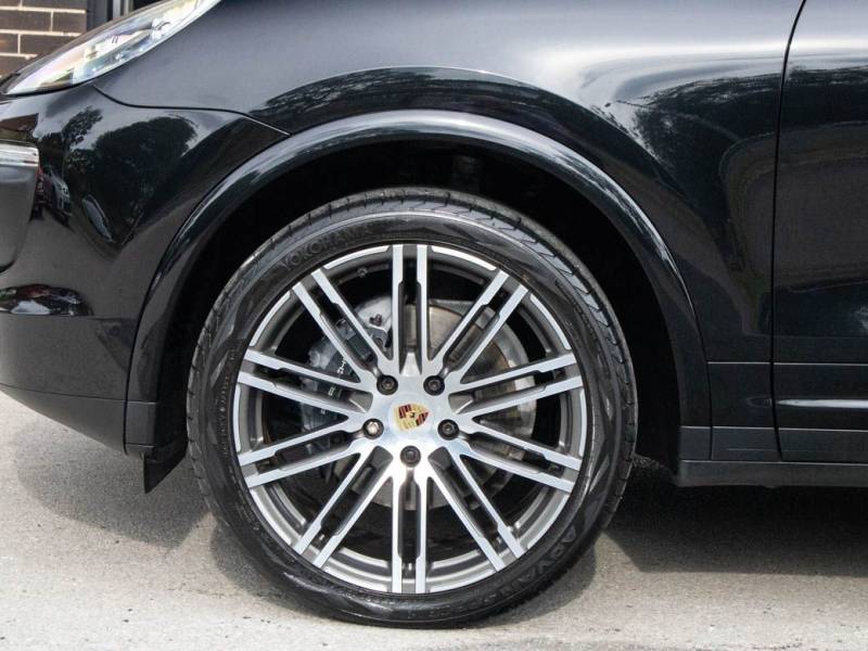 Porsche Cayenne   Registered:2016(66)