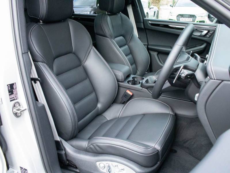 Porsche Macan   Registered:2022(22)