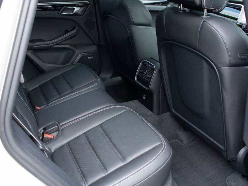 Porsche Macan   Registered:2022(22)