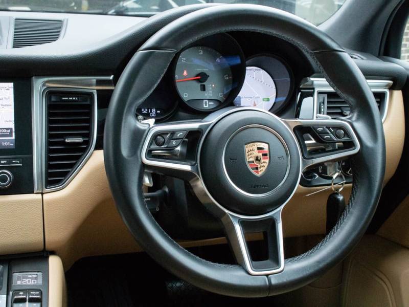 Porsche Macan   Registered:2016(16)