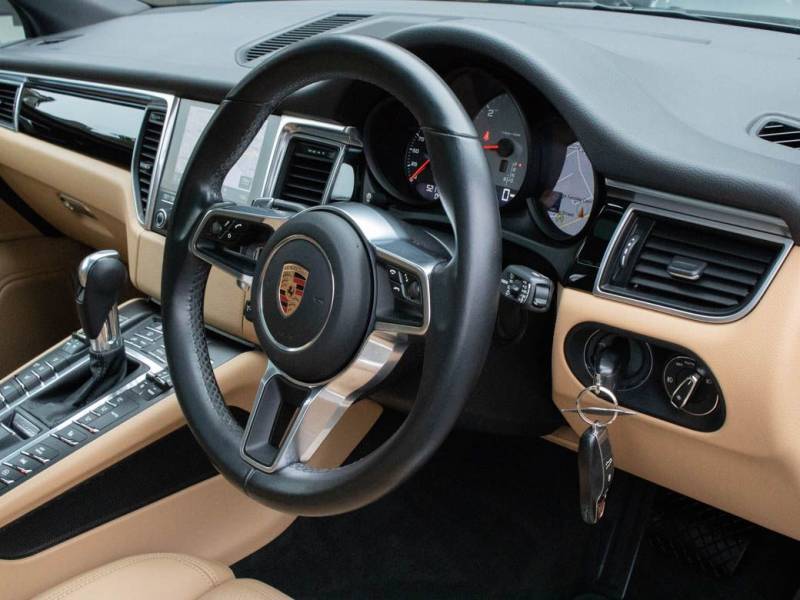 Porsche Macan   Registered:2016(16)