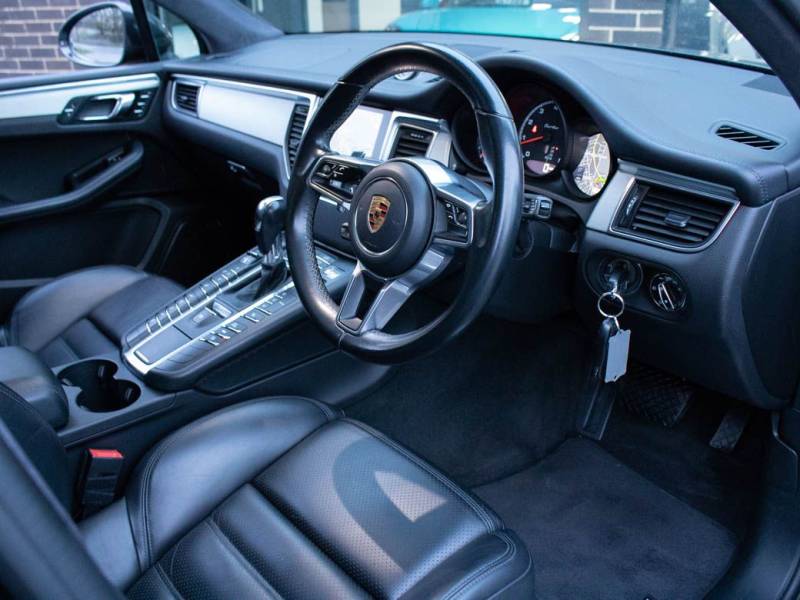 Porsche Macan   Registered:2016(16)