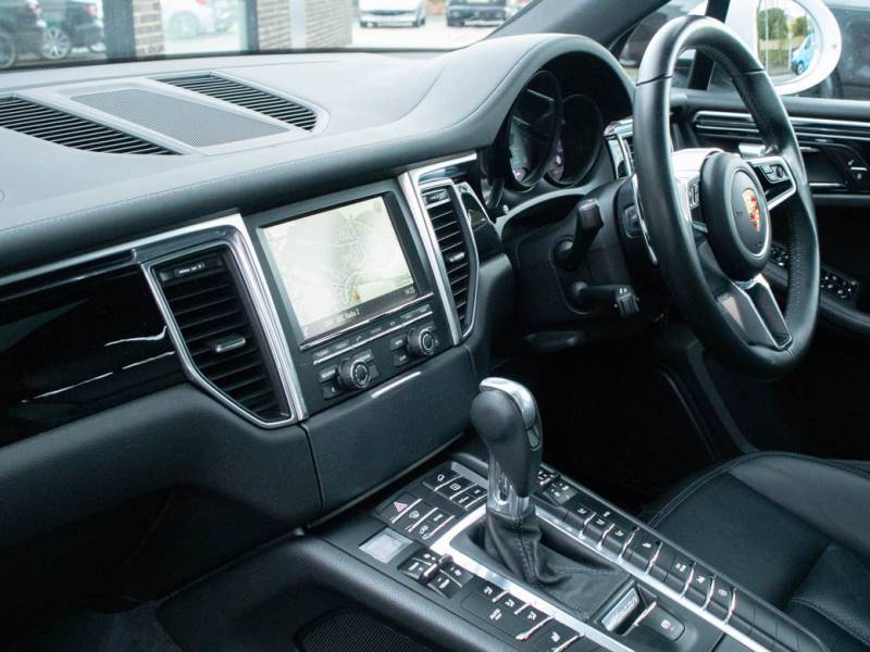 Porsche Macan   Registered:2015(15)