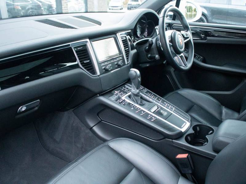 Porsche Macan   Registered:2015(15)