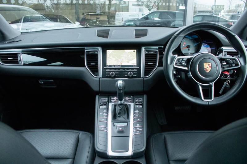 Porsche Macan   Registered:2015(15)