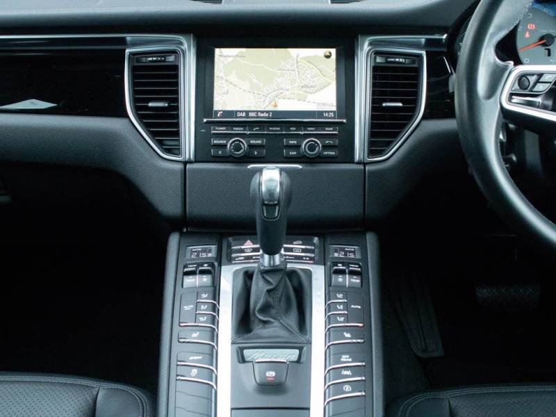 Porsche Macan   Registered:2015(15)