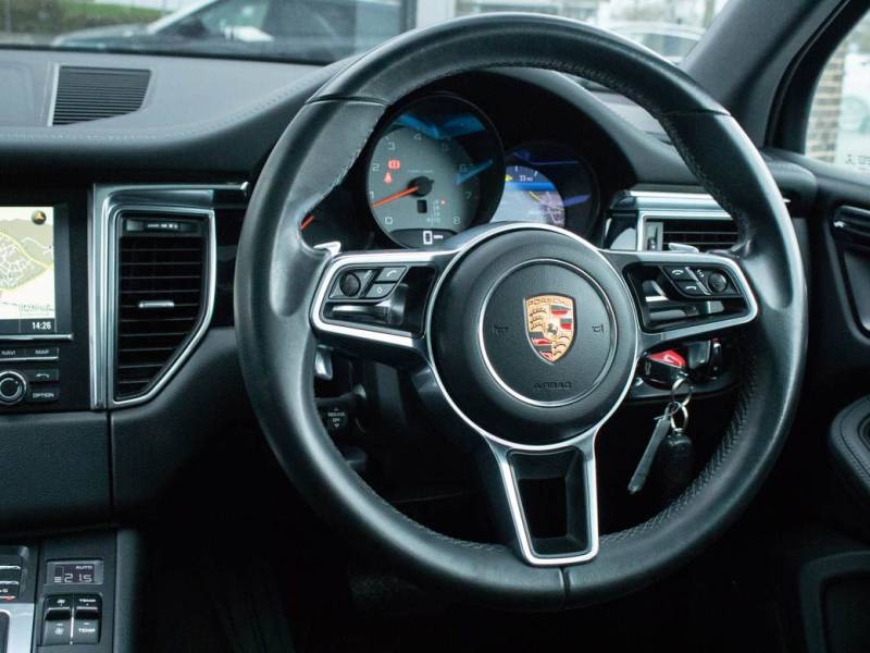 Porsche Macan   Registered:2015(15)