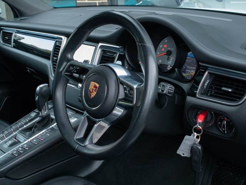 Porsche Macan   Registered:2015(15)