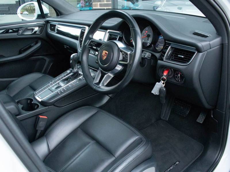 Porsche Macan   Registered:2015(15)