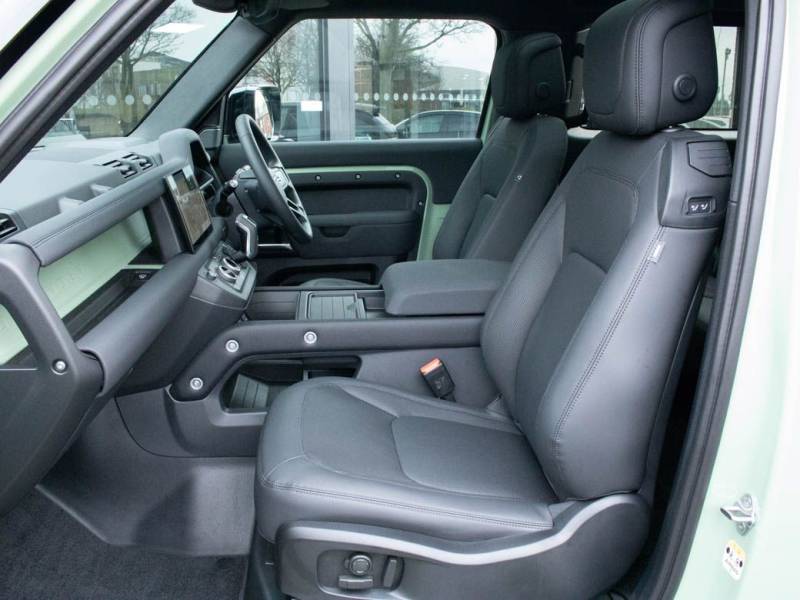 Land Rover Defender   Registered:2022(72)