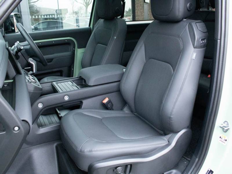 Land Rover Defender   Registered:2022(72)