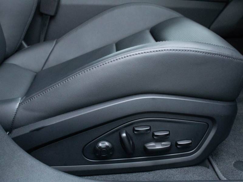 Porsche Taycan   Registered:2020(70)