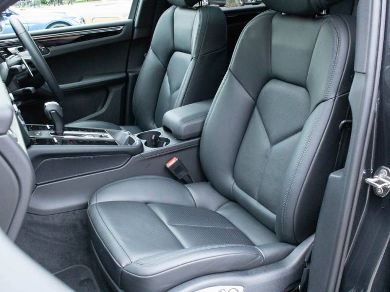 Porsche Macan   Registered:2022(72)