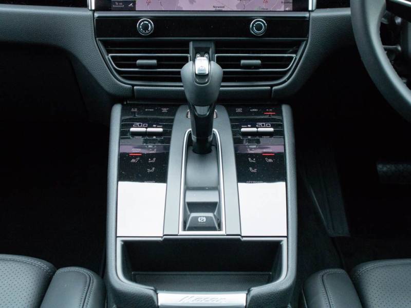 Porsche Macan   Registered:2022(72)