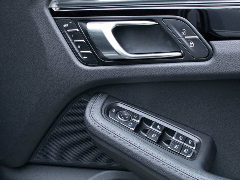 Porsche Macan   Registered:2022(72)