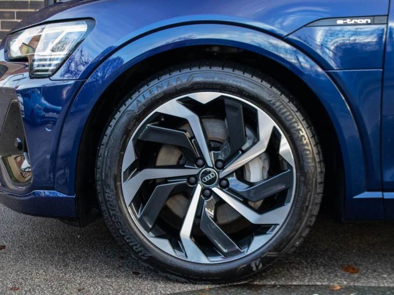 Audi E Tron   Registered:2022(72)