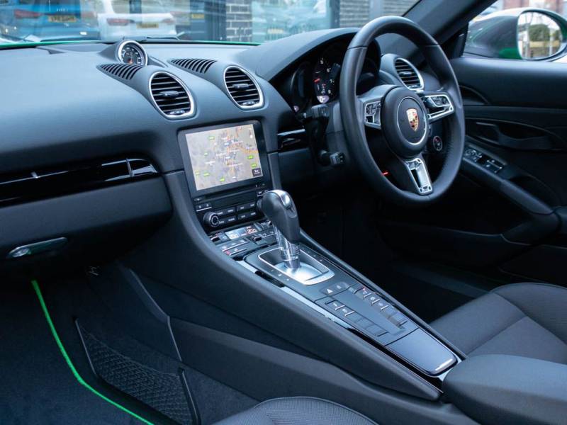 Porsche Cayman 718   Registered:2021(21)