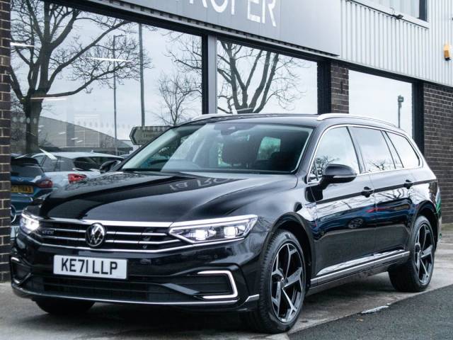 Volkswagen Passat Estate 1.4 TSI PHEV GTE Advance DSG Auto Estate Petrol / Electric Hybrid Deep Black Pearl