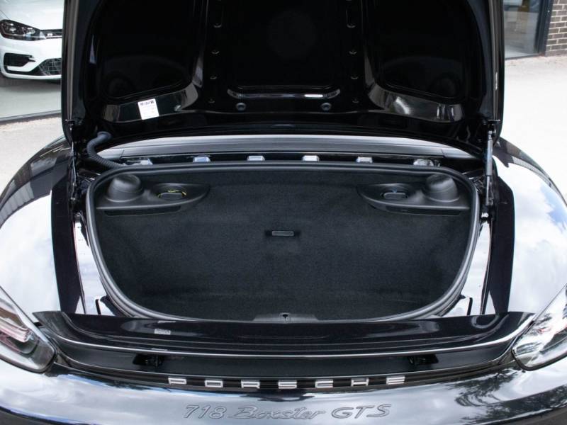 Porsche Boxster 718   Registered:2018(68)