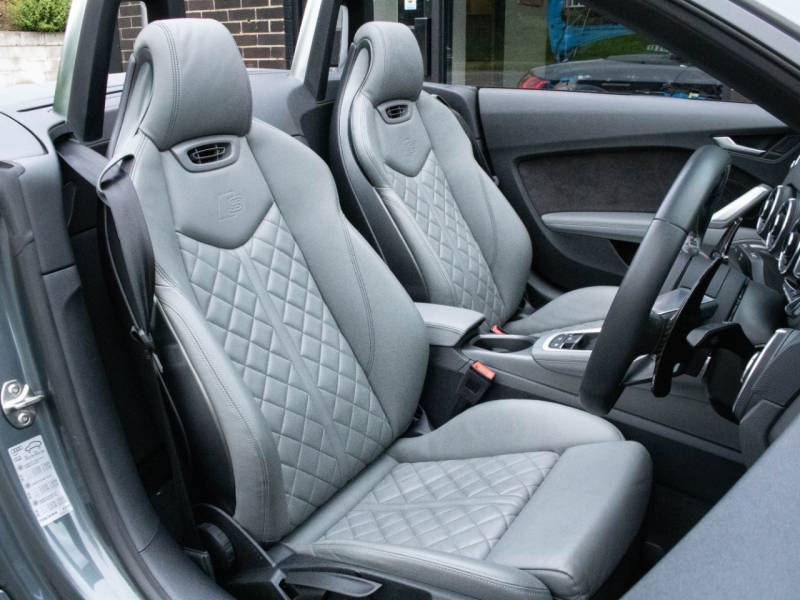 Audi TTS RoaDSter   Registered:2017(17)