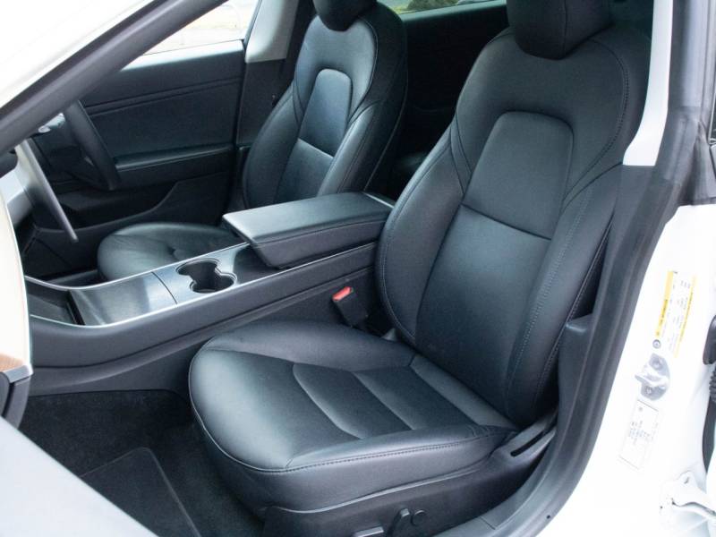 Tesla Model 3   Registered:2020(70)